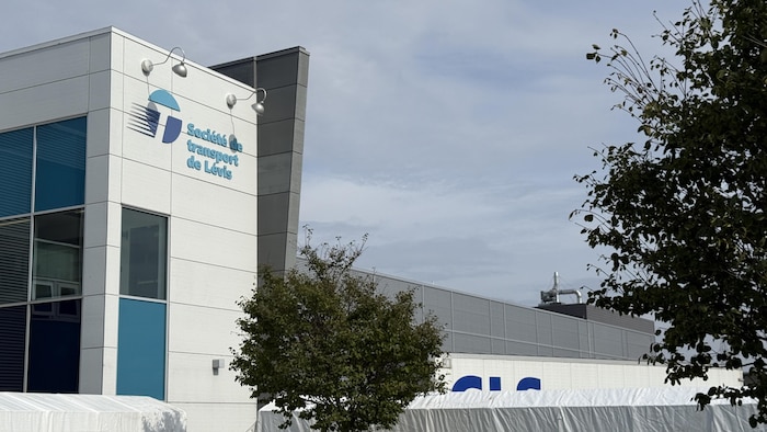 Le bâtiment qui abrite le siège social et un dépôt d'autobus de la STLévis.