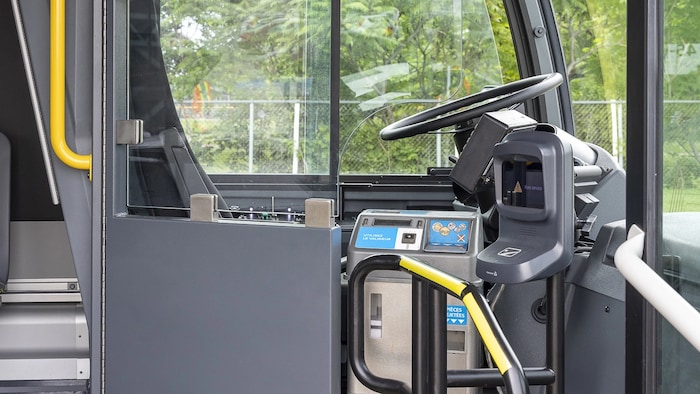 Le siège du chauffeur à l'intérieur de l'autobus.