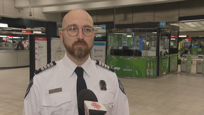 Un homme en costume de policier.
