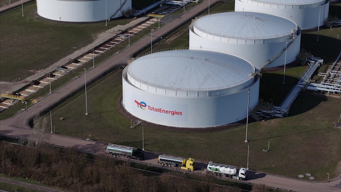 Vue aérienne de camions stationnés à côté des réservoirs de stockage de pétrole de TotalEnergies dans le parc industriel chimique de Leuna, le 17 mars 2026 à Leuna, en Allemagne. 