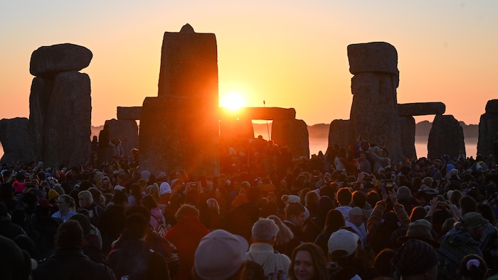 Visitantes assistem ao nascer do sol em Stonehenge em 21 de junho de 2024 em Wiltshire, Inglaterra.