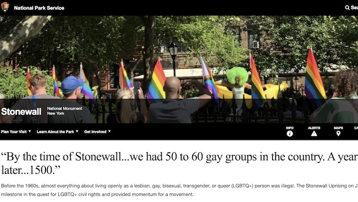 L'image montre le site du Monument national de Stonewall. On y parle des droits des personnes LGBTQ+.