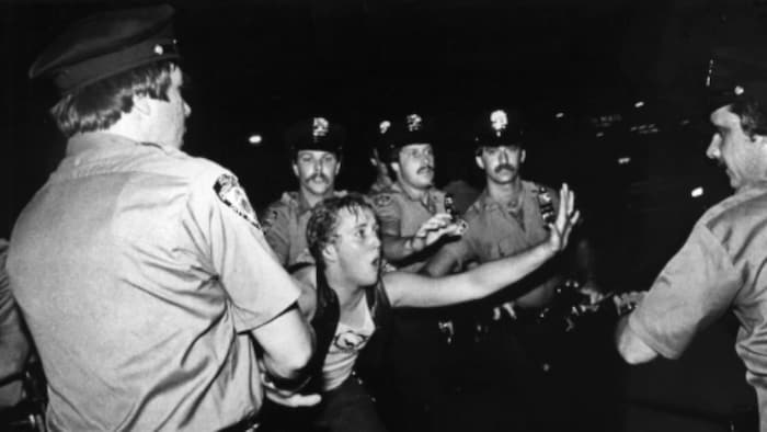 Un homme est entouré de policiers.