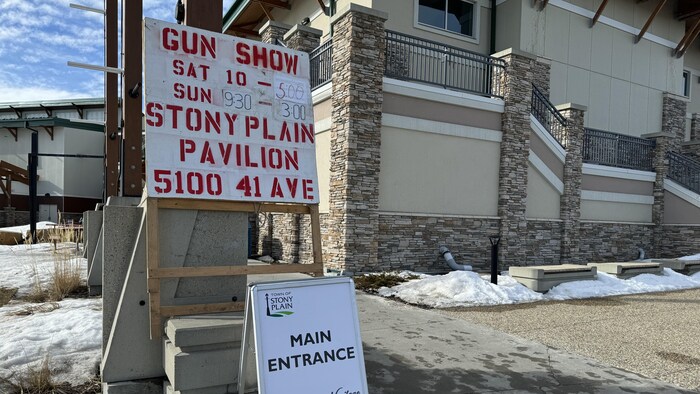 Un panneau qui indique l’entrée pour la foire aux armes de Stony Plain Alberta (1er mars 2025).