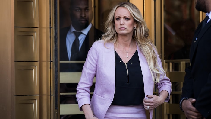 L'actrice de films pour adultes Stormy Daniels (Stephanie Clifford) sort du tribunal du district sud de New York lors d'une audience liée à Michael Cohen, l'avocat personnel et confident de longue date du président Trump à New York. 