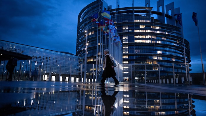 Une personne passe devant le bâtiment du Parlement européen à Strasbourg, dans l'est de la France.