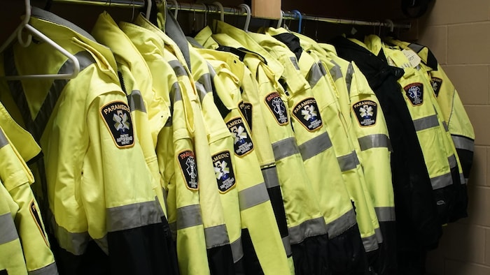 Des vestes d’ambulanciers accrochées dans un couloir.