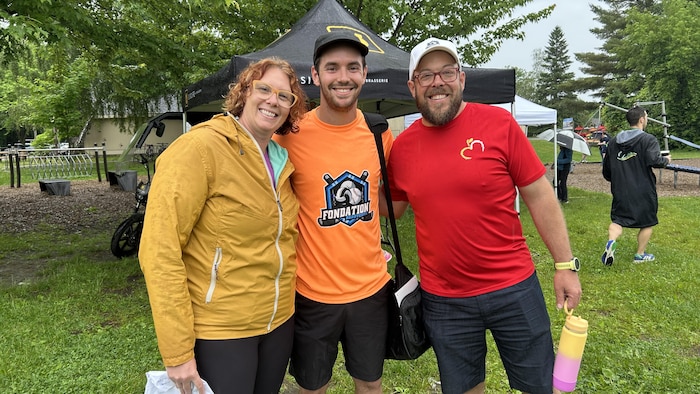 Des participants sourient à la caméra.