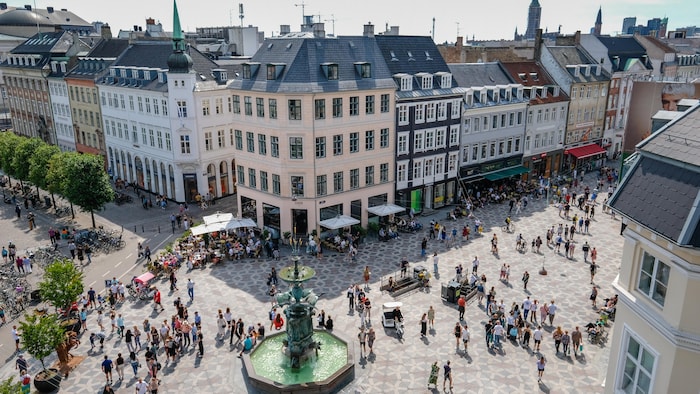 Une photo aérienne de Strøget, une rue piétonne où circulent des dizaines de personnes.