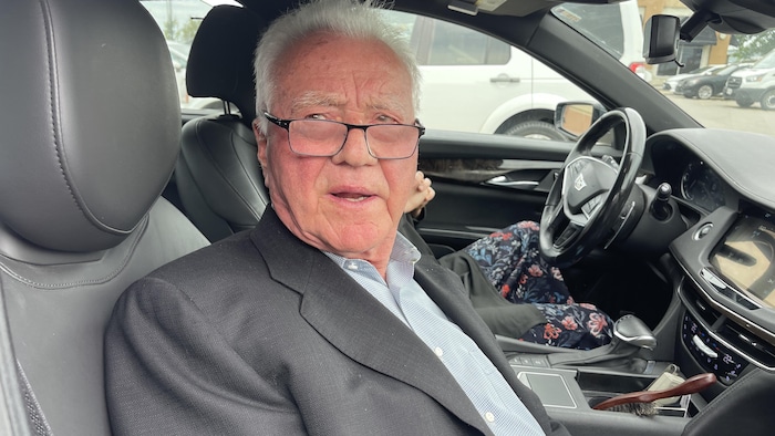 Frank Stronach sur le siège passager dans une voiture.