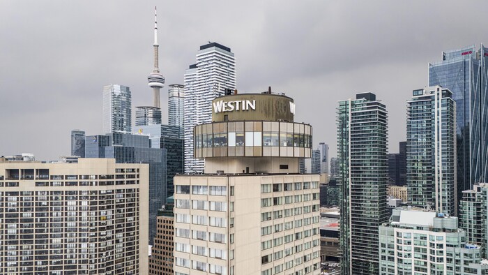 L'hôtel Westin Harbour Castle dans le ciel de Toronto.