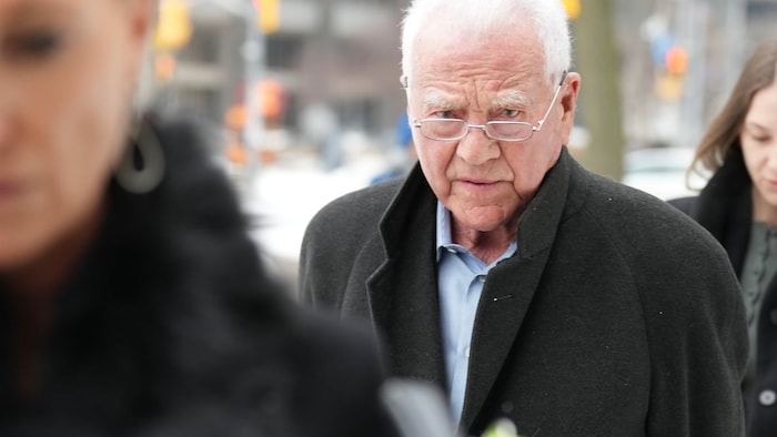 Arrivée de Frank Stronach au tribunal de Toronto le 20 février 2026.