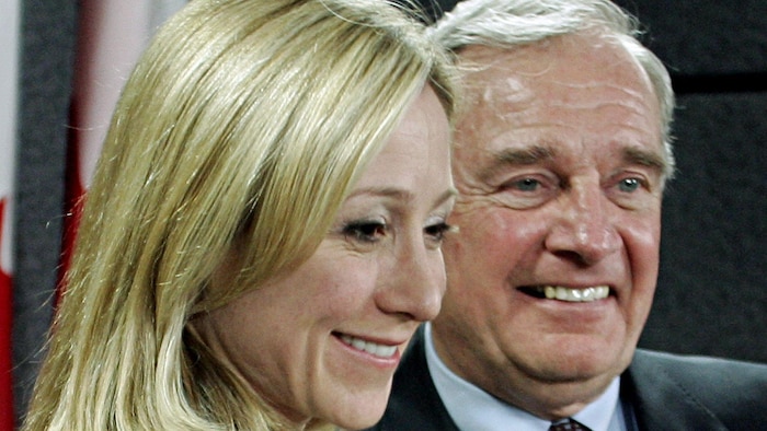 Une photograph prise le 17 mai 2005 montre Belinda Stronach et Paul Martin. Le premier ministre annonce contre toute attente que la députée conservatrice Belinda se associated au Parti libéral.