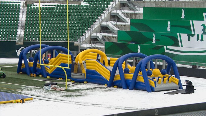 Des structures gonflables sont en train d'être installées dans le stade Mosaic de Regina pour le festival Frost, le 6 février 2026.