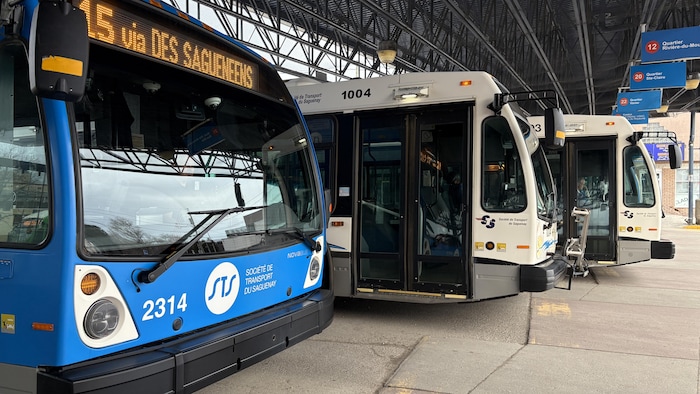Des autobus de la STS stationnés.