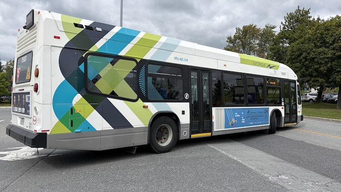 Un autobus de la Société de transport de Sherbrooke (STS).