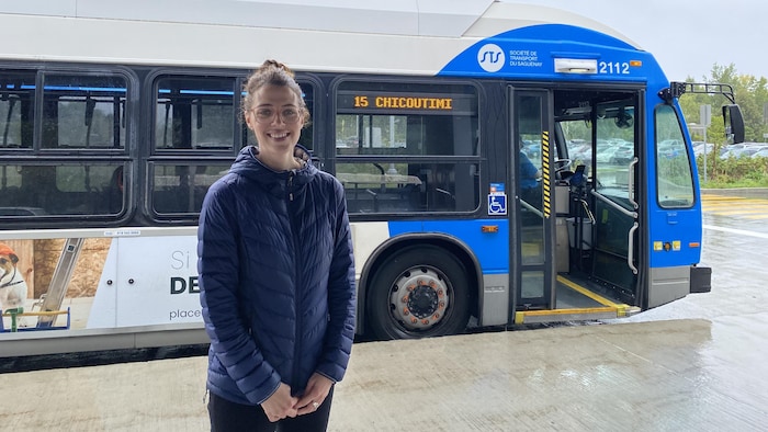 Eve-Marie Lévesque devant un autobus de la STS. 