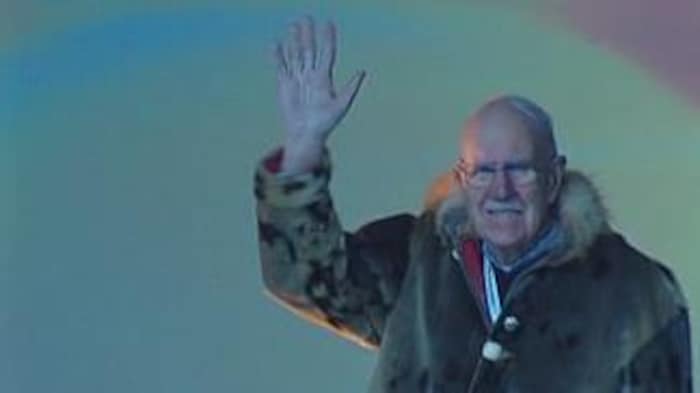 Stuart Hodgson sur une scène fait un salut de la main.
