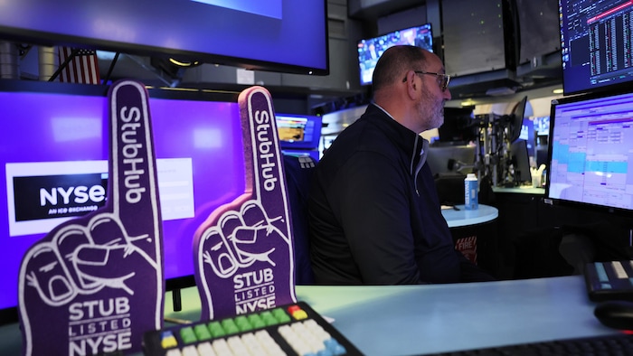 Des doigts de mousse à l'effigie de Stubhub sur un bureau à la Bourse de New York, le 17 septembre 2025.