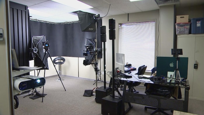 Le studio Gaetan Benoit dans les locaux de la Société canadienne-française de Prince Albert.