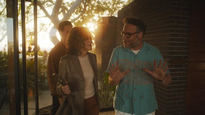 Une femme et un homme parlent.