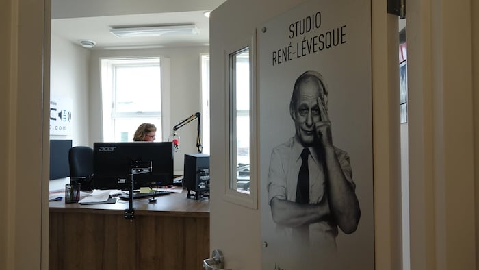 Vue sur le studio radiophonique avec une affiche "Studio René-Lévesque" sur la porte.