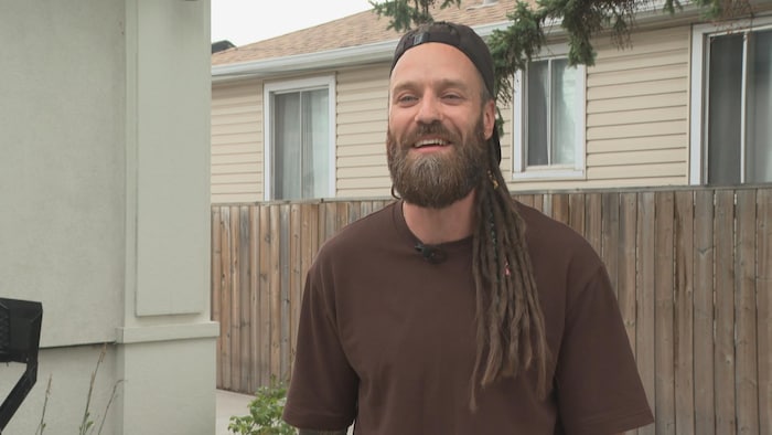 Le styliste de Calgary Jordan Janovcik.