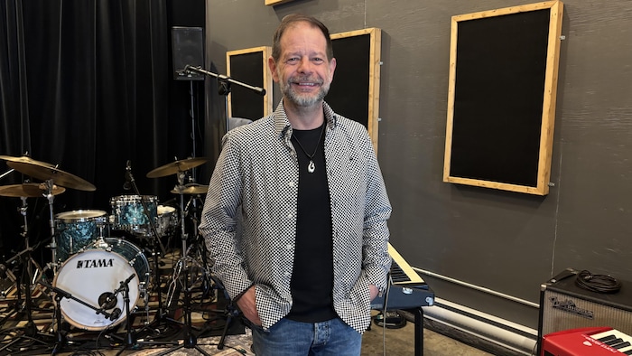 Emmanuel Fournier est le fondateur du studio le Sub Lennox. Il se tient au centre du studio devant des instruments.