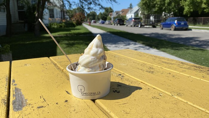 Une coupe KimEcopak contenant de la crème glacée.