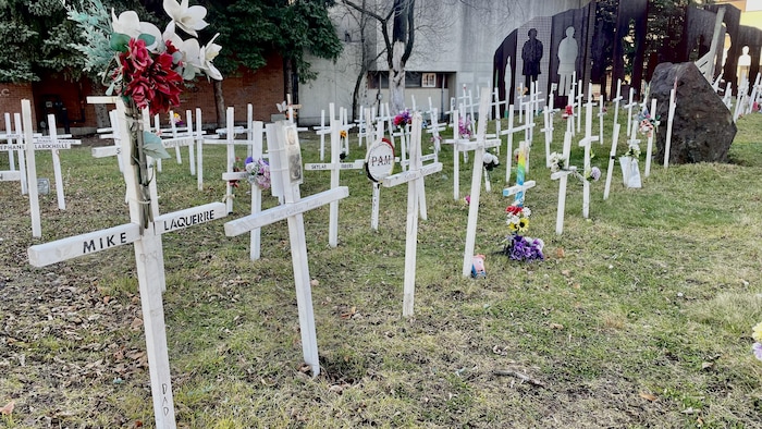 Des dizaines de croix blanches à l'extérieur