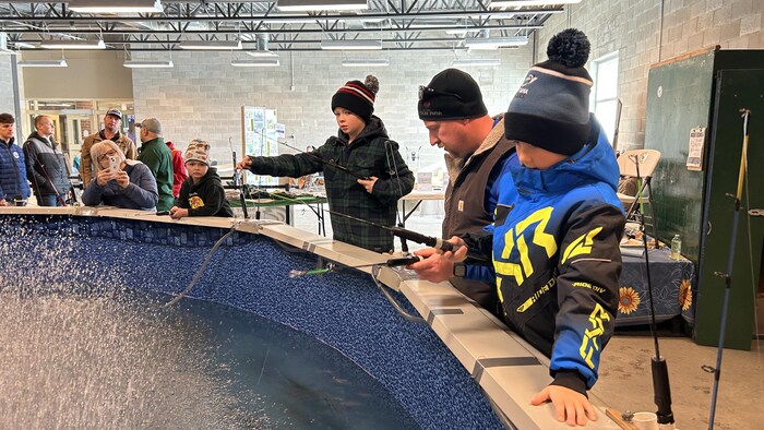 Photo d’une famille à l’étang à truites de Sudbury.
