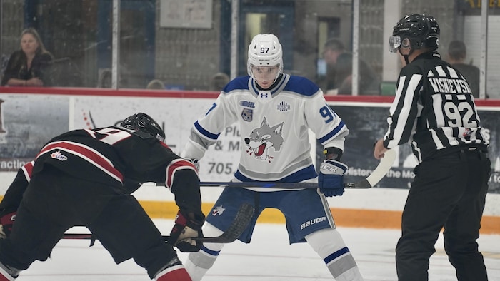 Une joueur des Wolves prend la mise en jeu.