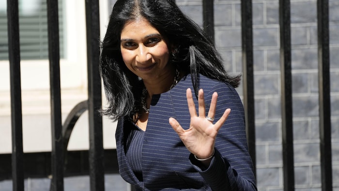 Suella Braverman salue de la main.