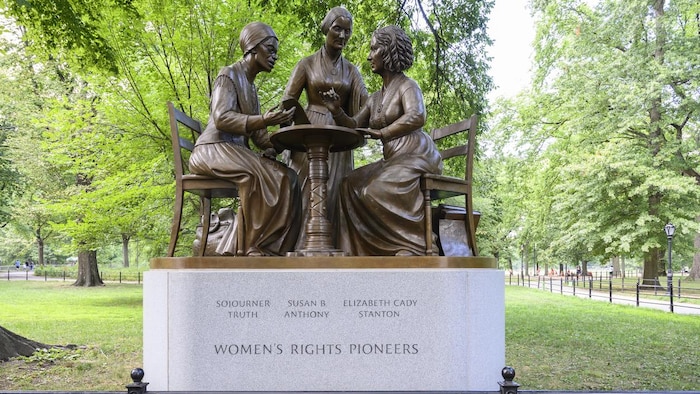 Une statue dans Central park, à New York, montrant trois femmes qui ont agi pour défendre les droits des femmes. 