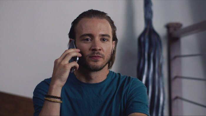 Un jeune homme au téléphone.