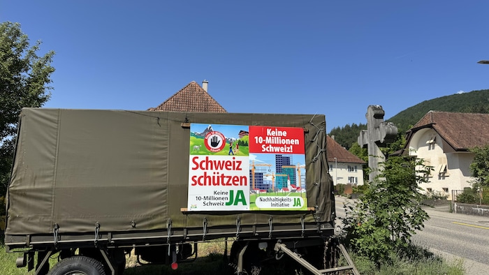Une pancarte référendaire dans un village.