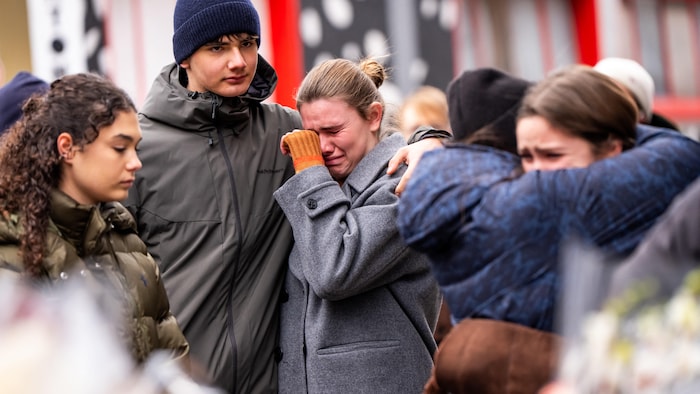 Des proches se recueillent au lendemain de la tragédie.
