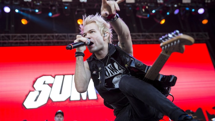 Le chanteur de Sum 41 Deryck Whibley en spectacle.