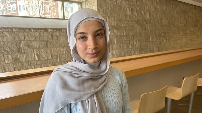 Une femme voilée sourit.