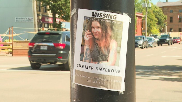 Une affiche de personne disparue avec la photo de Summer Kneebone, sur un poteau de téléphone.