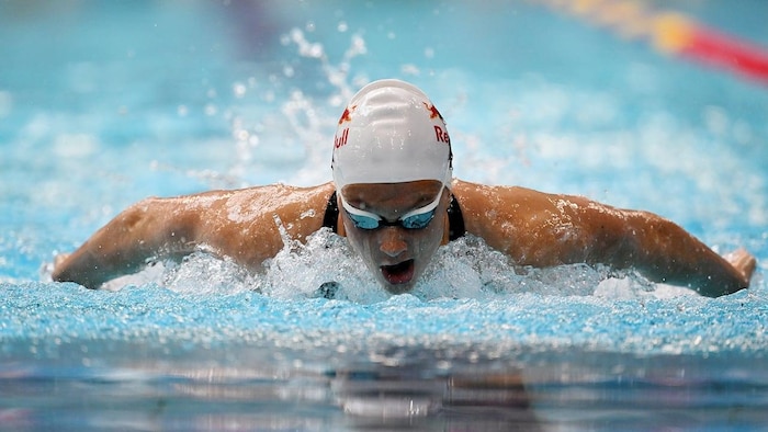 La nageuse Summer McIntosh en action dans la piscine.