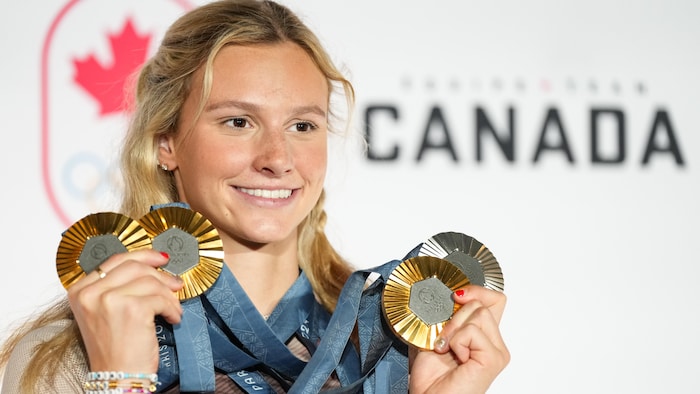 Summer McIntosh pose devant les caméras avec ses 4 médailles olympiques dans les mains, le 5 août 2024 à Paris.