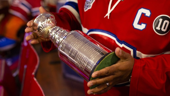 Sunil tient une version miniature de la coupe Stanley.