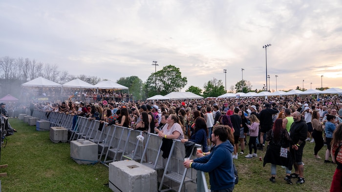 Des centaines de festivaliers sur le site.