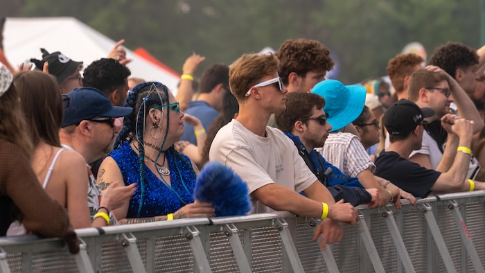 Des festivaliers écoutent un DJ.