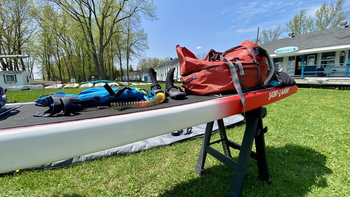 planche à pagaie avec équipements de camping par-dessus