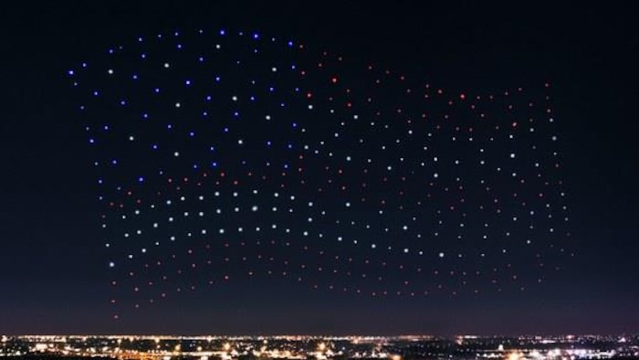 300 drones munis chacun d'une lumière DEL forment un immense drapeau américain au-dessus du stade où se tenait le Super Bowl dimanche à Houston