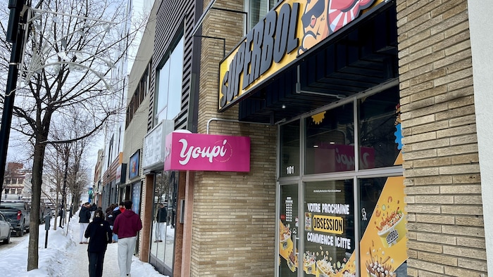 Des piétons marchent près du restaurant Superbol de Rouyn-Noranda.