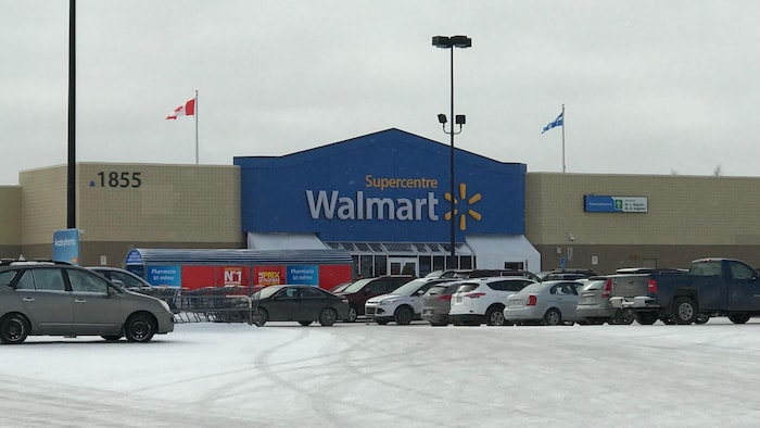 Le stationnement du magasin Walmart Supercentre de Val-d'Or.