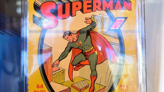 Un ejemplar del primer cómic de Superman, publicado en 1939, se encuentra sobre un mueble en una exposición.